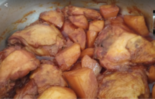 צלי עוף שחום (בראטן) מטריף עם תפוחי אדמה